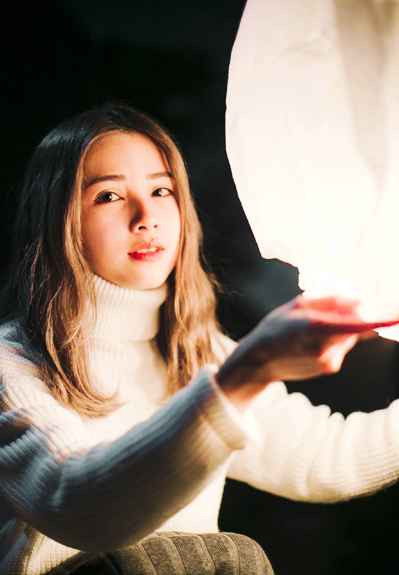 冬日雪地内的羽绒服妹子娇嫩俏皮写真