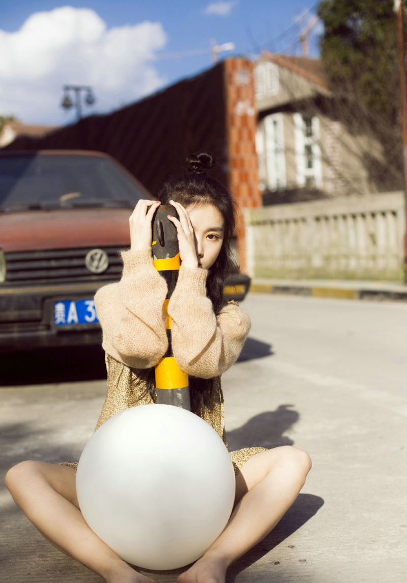 阳光下的高颜值气球美女娇美又迷人