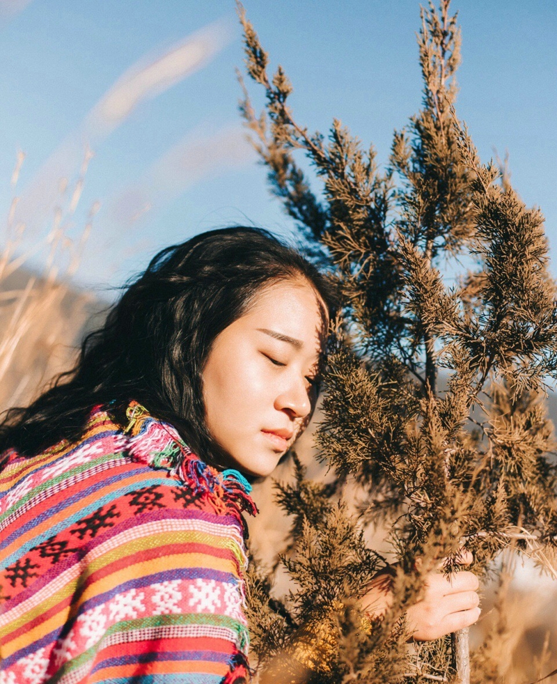 荒凉沙漠中的卷发美女成熟别样风情