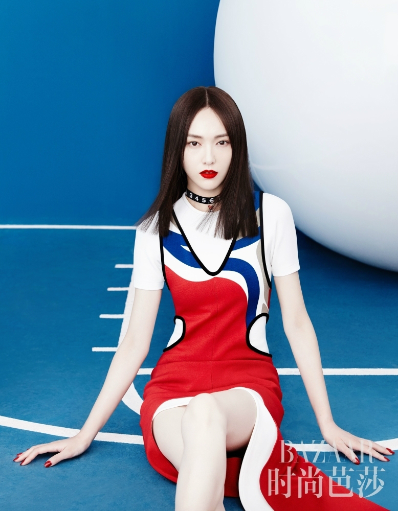 唐嫣妩媚现身纽约时装周 复古红装浪漫时髦