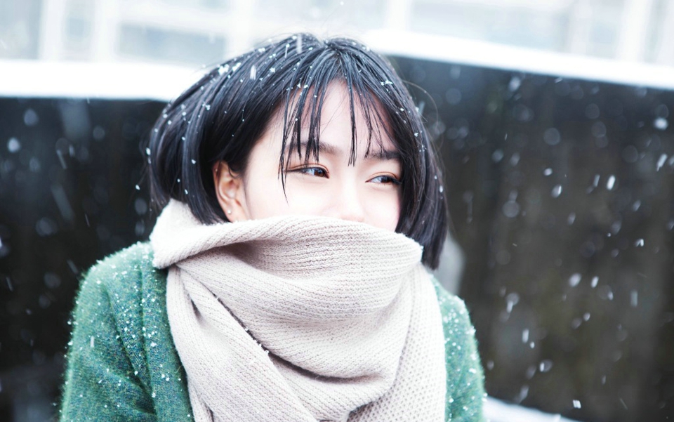 雪天内的短发森系精致五官美女写真