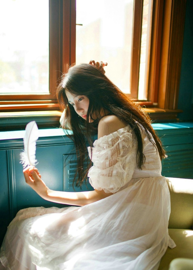 复古私房内裸肩白裙美女气质温婉