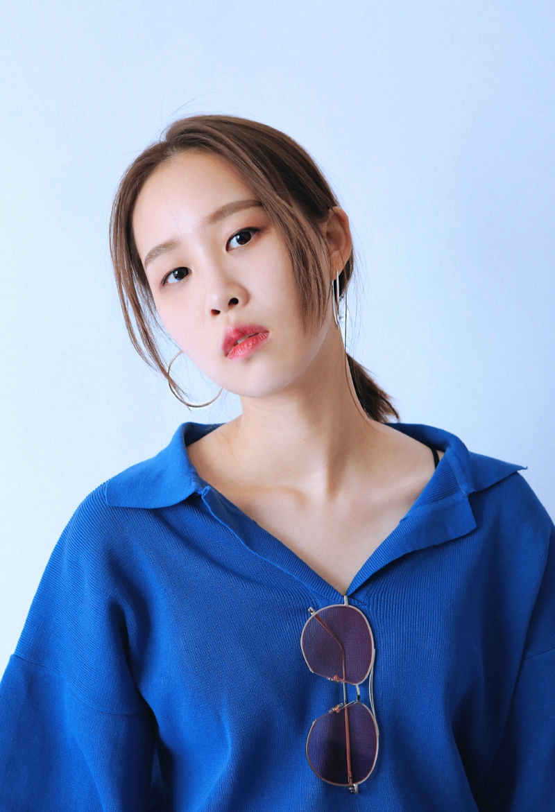 花树下的背带裤清新妹子娇美怡人写真