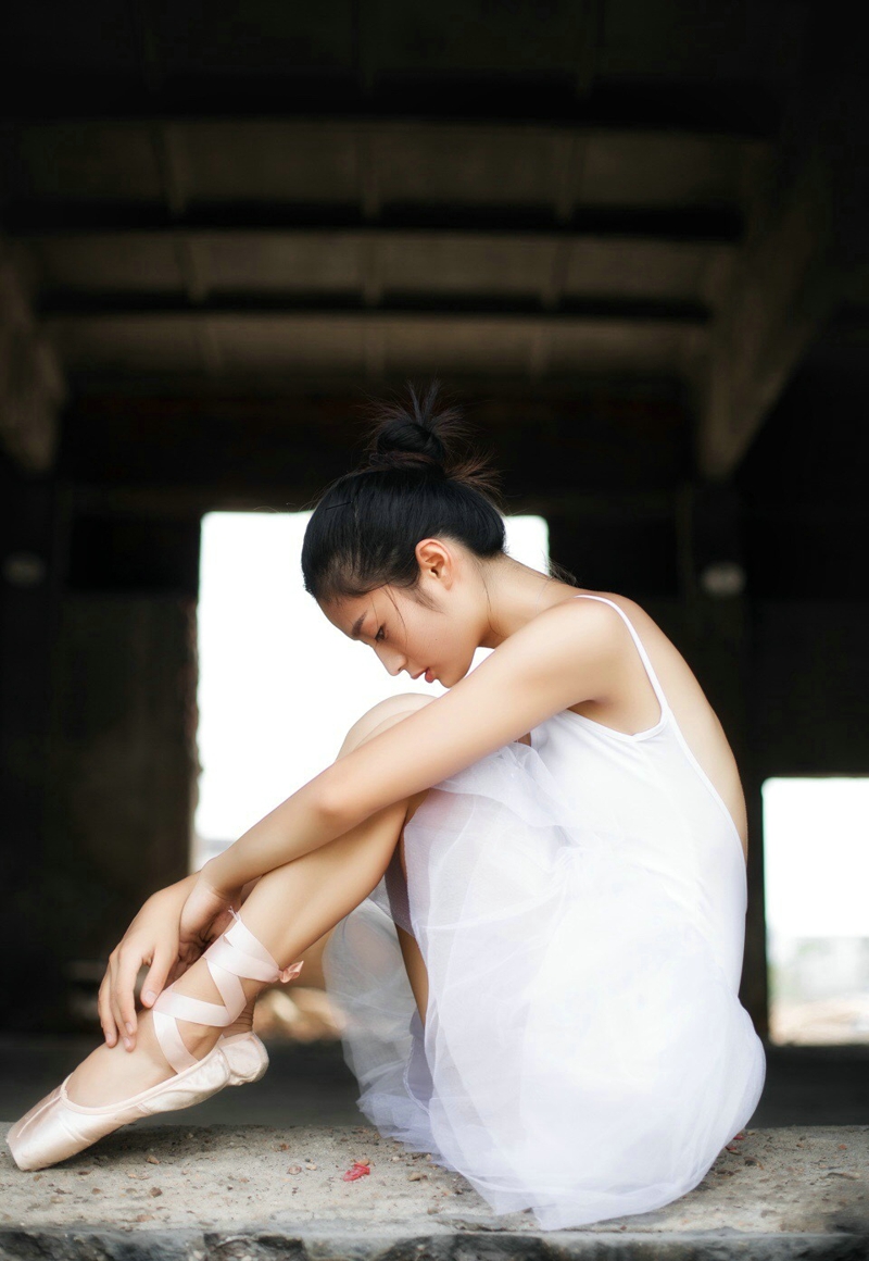 雪天内的短发森系精致五官美女写真