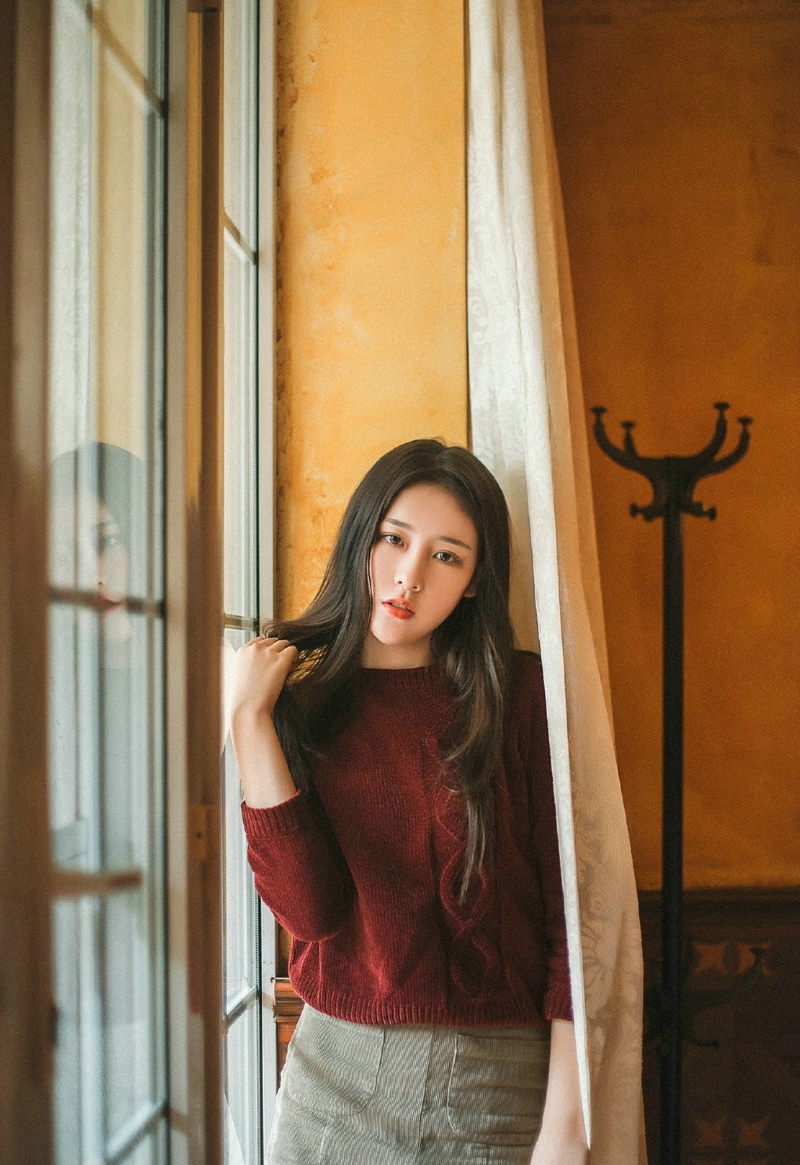 复古私房内的红酒女神漂亮脸蛋