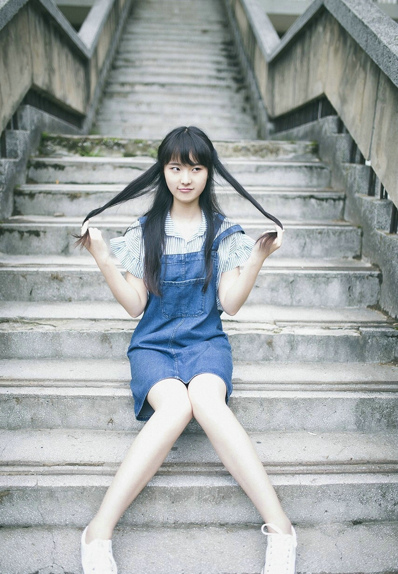 清纯背带裤美女吐舌卖萌可爱纯真