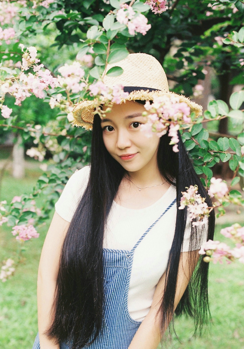 花树下的背带裤清新妹子娇美怡人写真