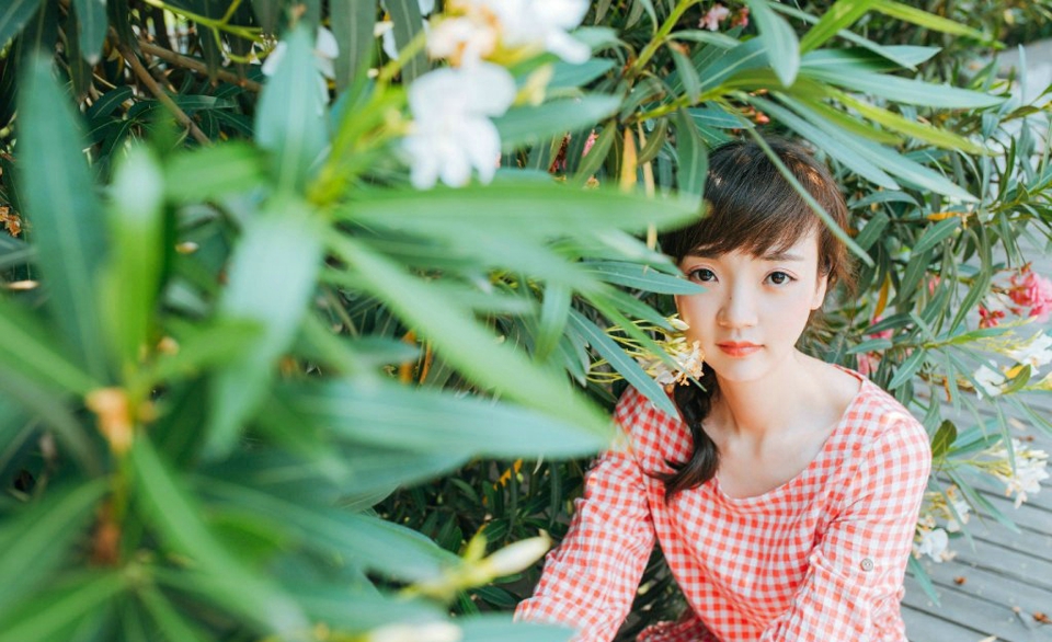 花海中中的格子裙麻花辫少女写真