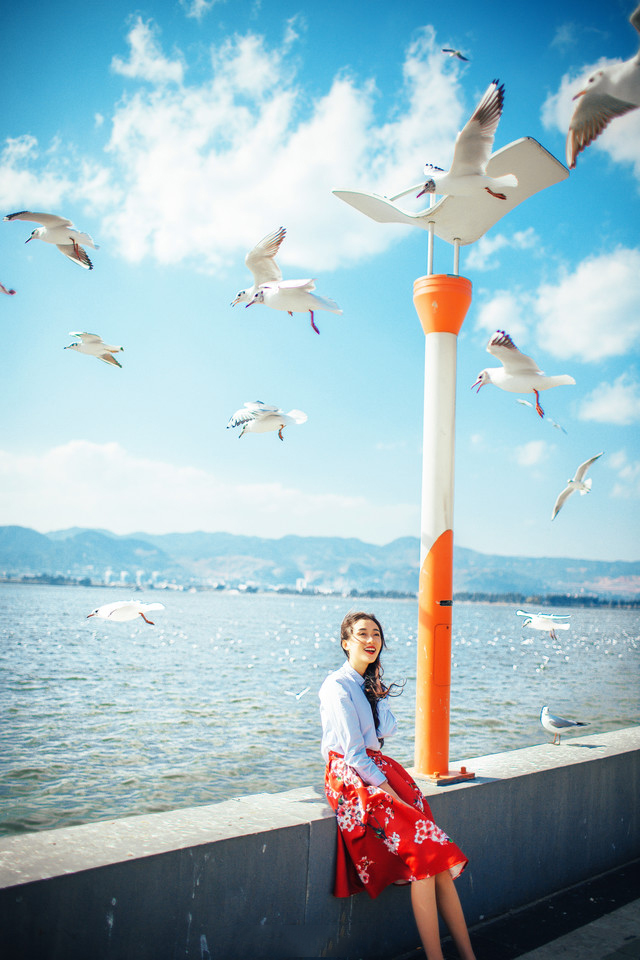 海边文艺美女自然随性鲜艳碎花裙飘逸迷人