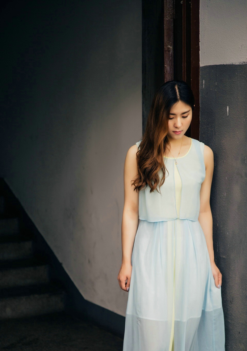 咖啡馆内的背带裤少女青春俏皮写真