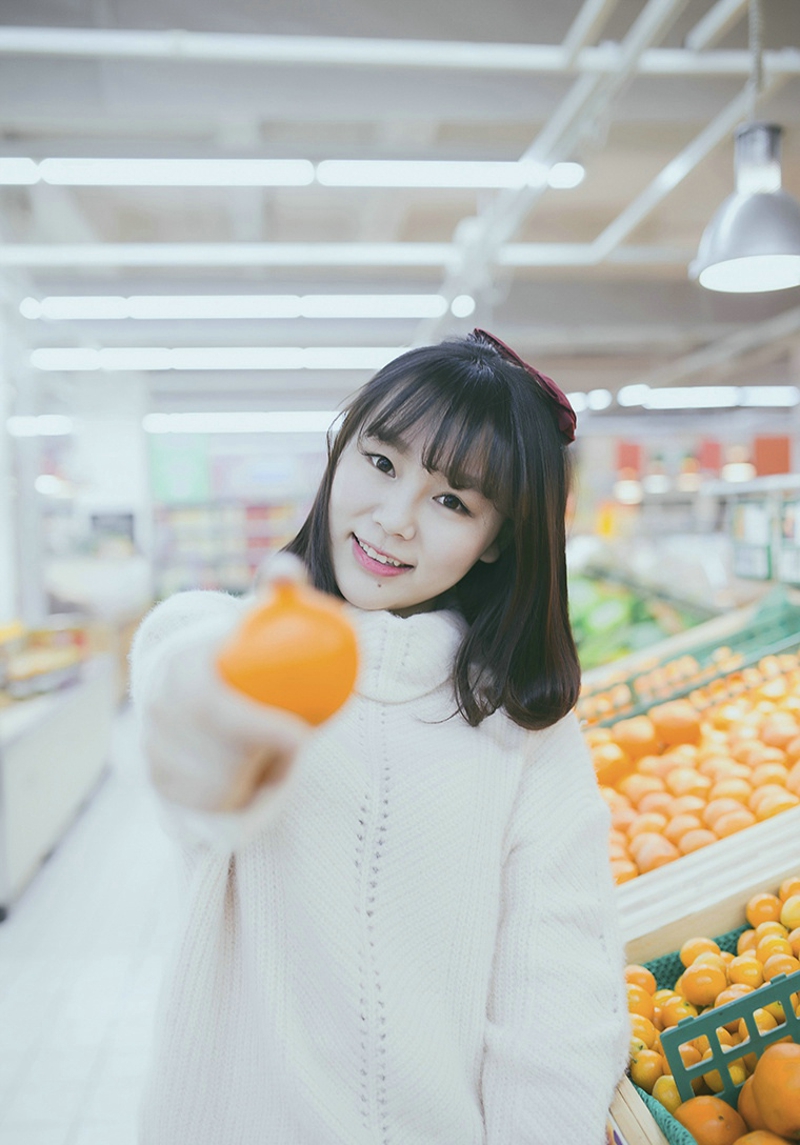 超市内的甜美少女娇小玲珑