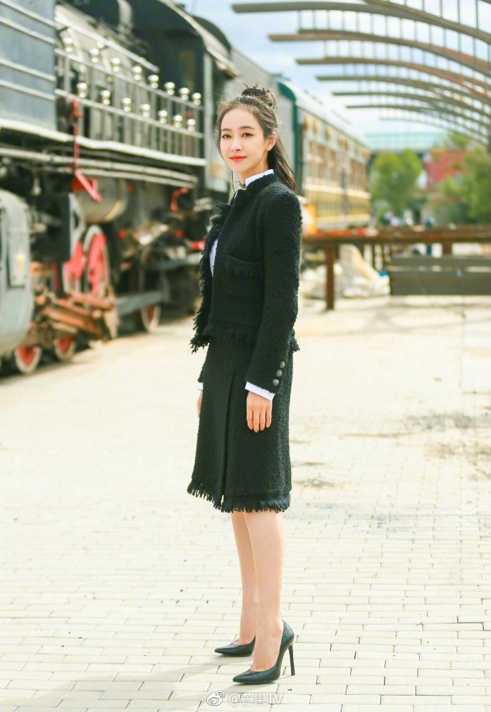 宋茜最新封面曝光 精灵美少女演绎浪漫夏日风