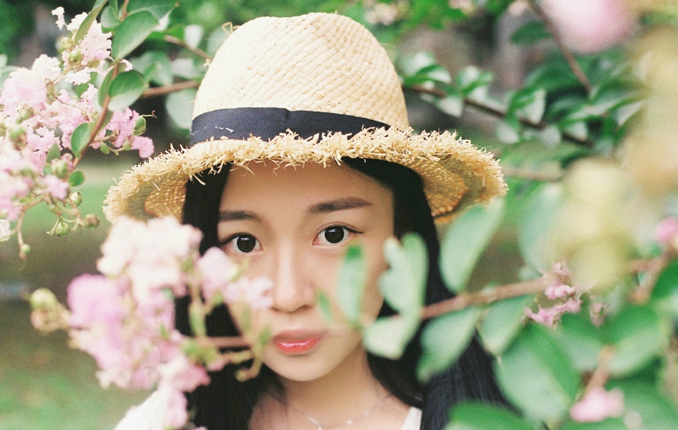 花树下的背带裤清新妹子娇美怡人写真