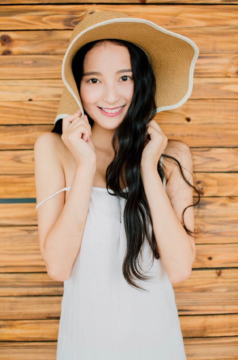 90后美女恬静自然户外养眼美图