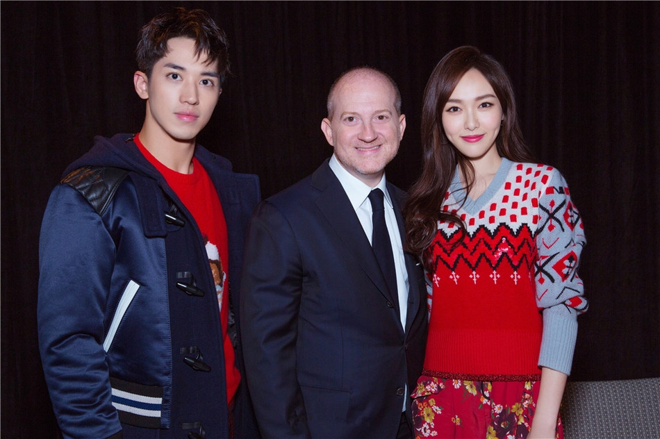 唐嫣妩媚现身纽约时装周 复古红装浪漫时髦