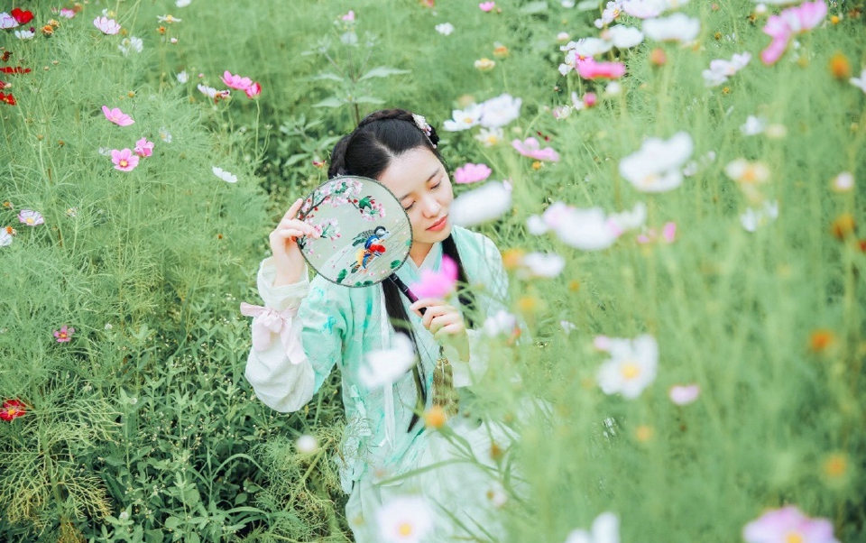 柔美汉服美女逆光下美腻迷人