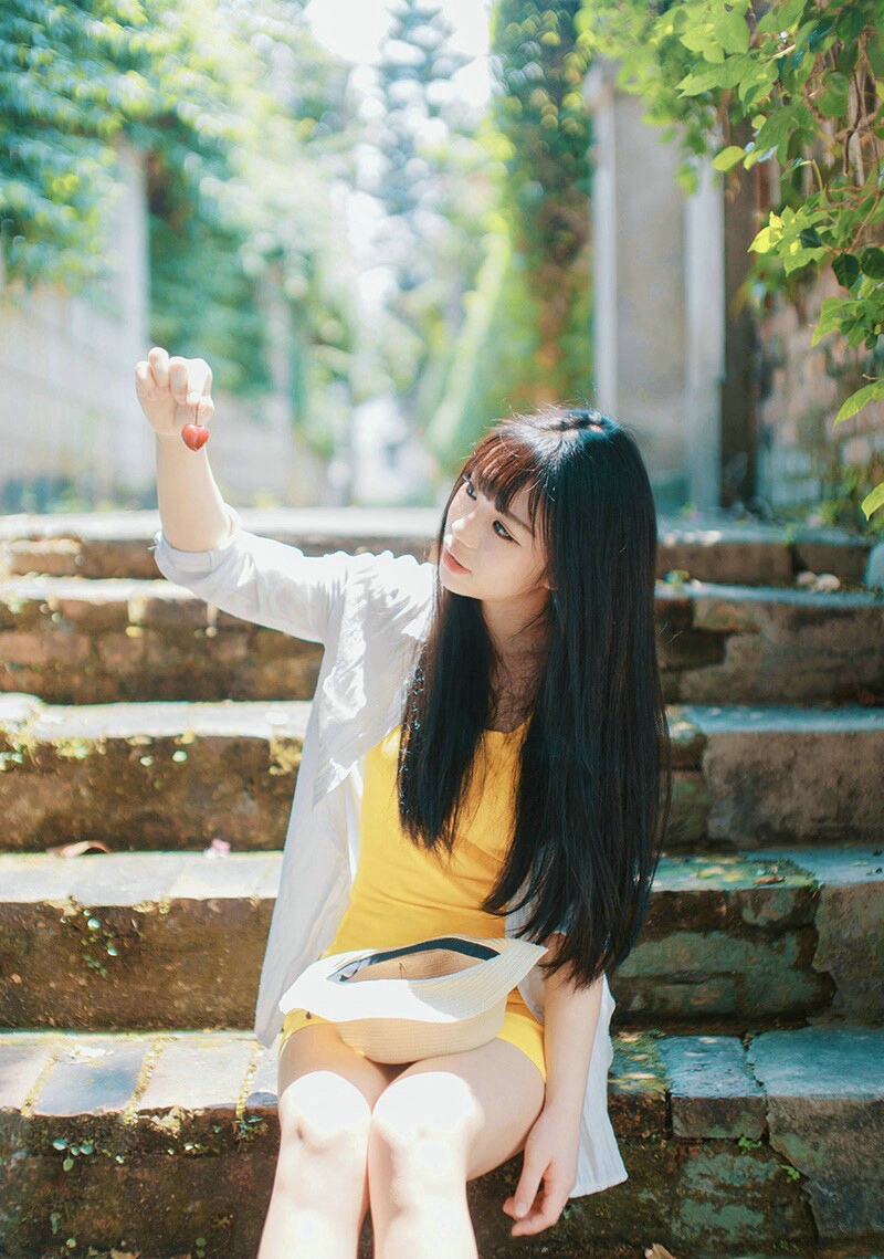齐刘海樱桃少女清新户外纯真迷人