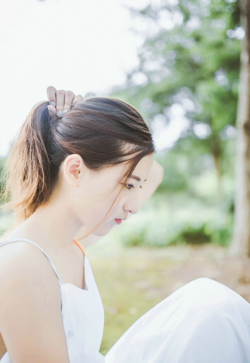 蓝天白云下的长发美女清甜笑容养眼写真