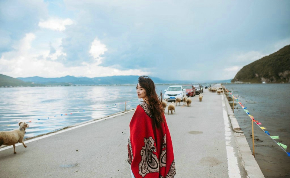 柔美姑娘旅拍民族风披肩明媚动人写真