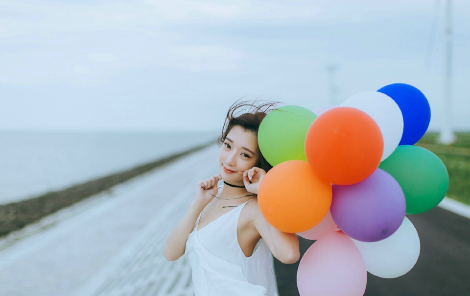 街道上的气球秀发女神活泼清新写真