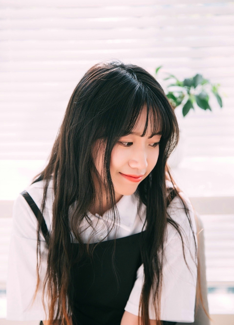 咖啡馆内的背带裤少女青春俏皮写真