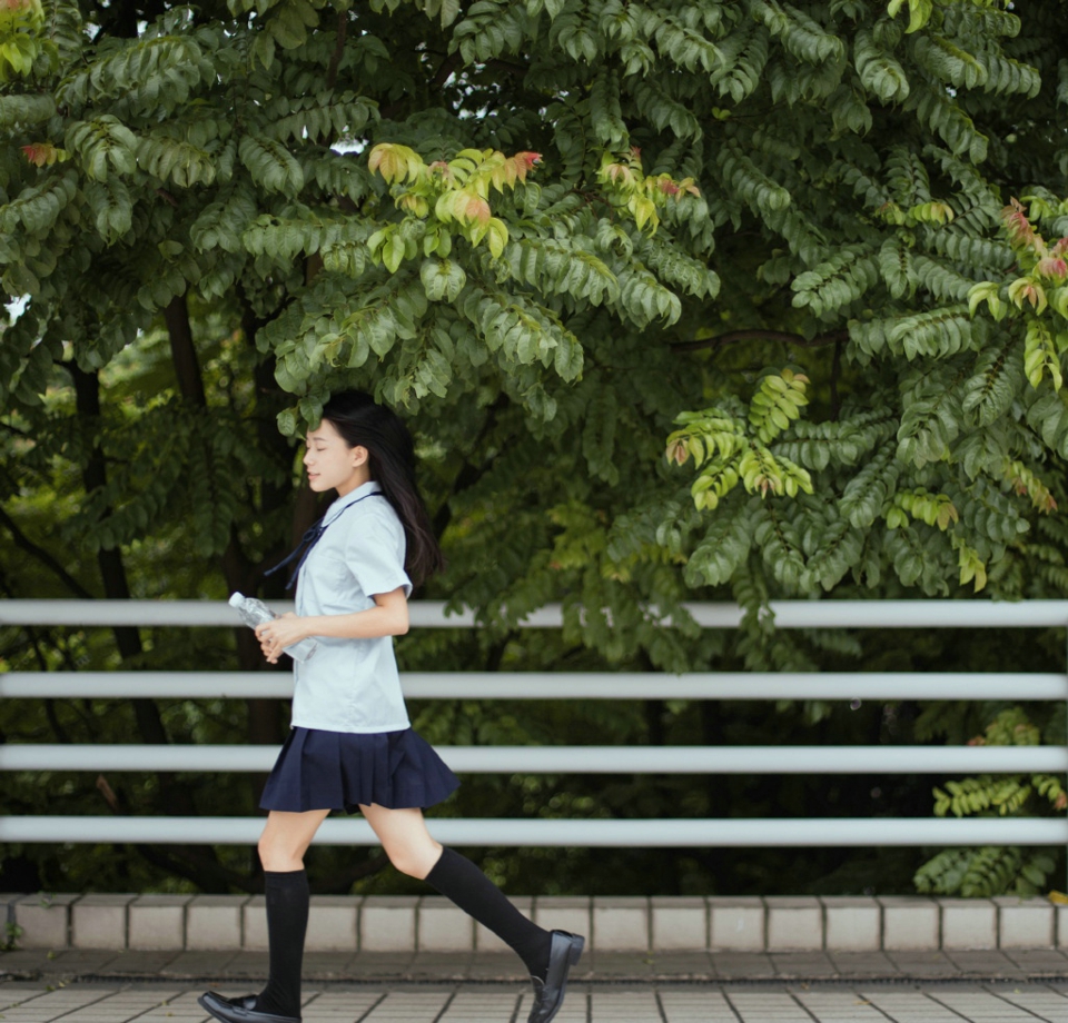 森林内的清新文艺少女漂亮脸蛋
