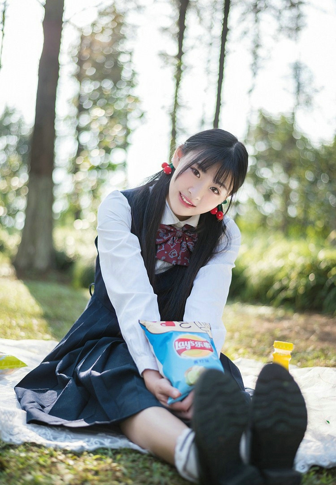 娇嫩俏皮薯片少女户外写真