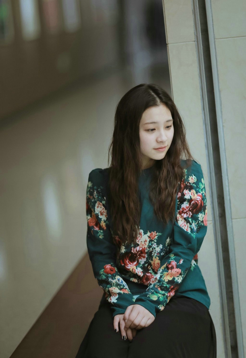 中国风卷发美女图书馆内素雅怡人