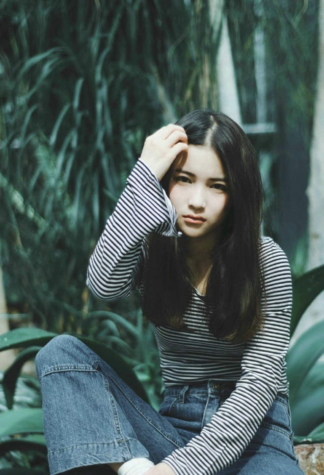 90后长发清纯美女夜间街拍照