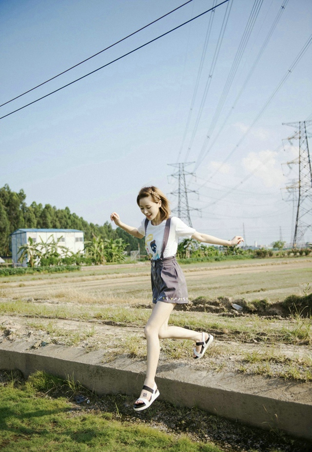 甜美迷人少女慵懒田间嬉戏