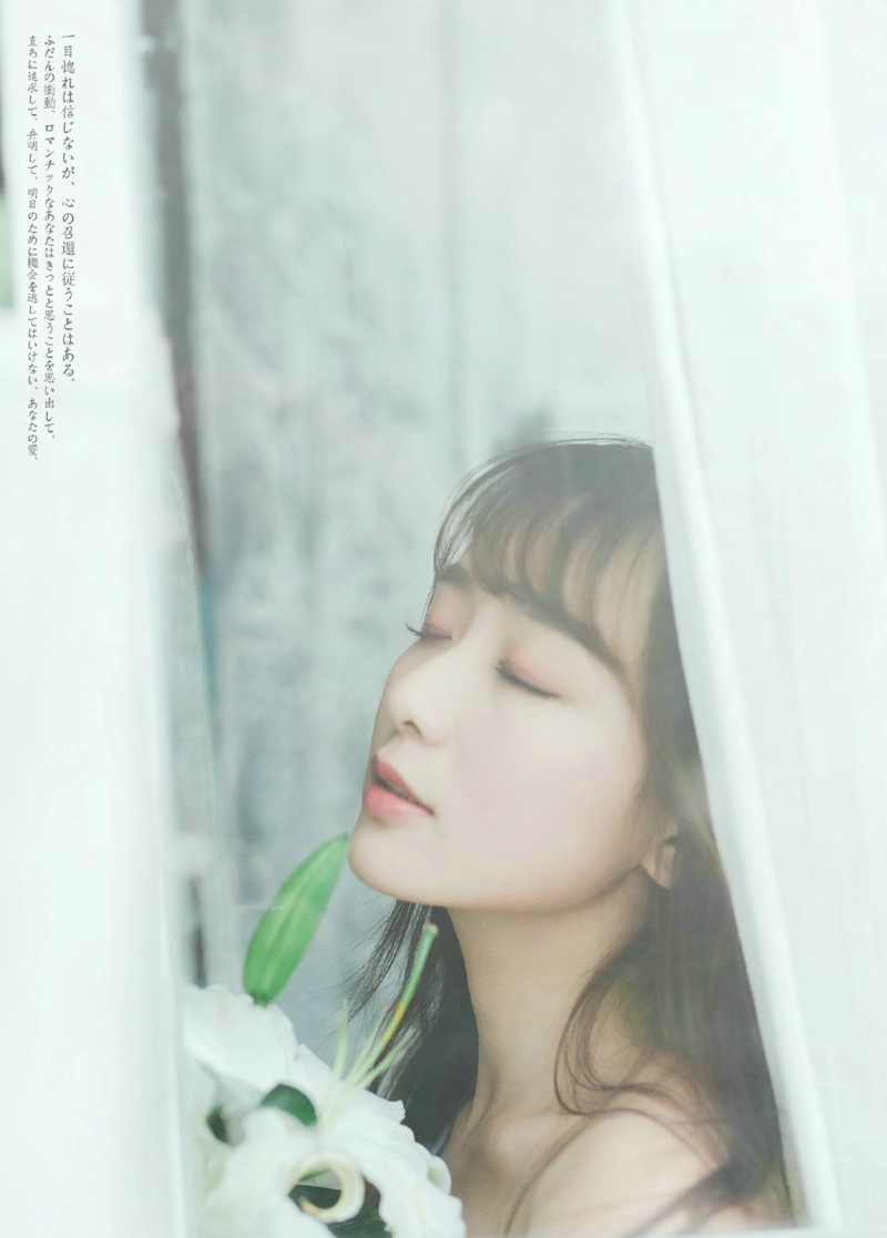 咖啡馆内的背带裤少女青春俏皮写真