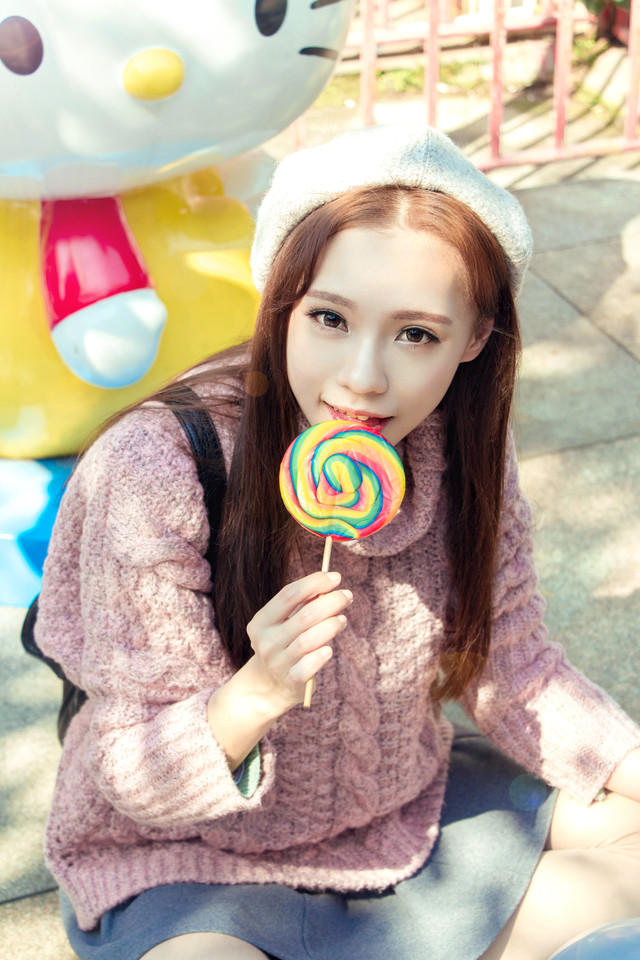 清凉夏日麻花辫少女面若桃花大口吃瓜