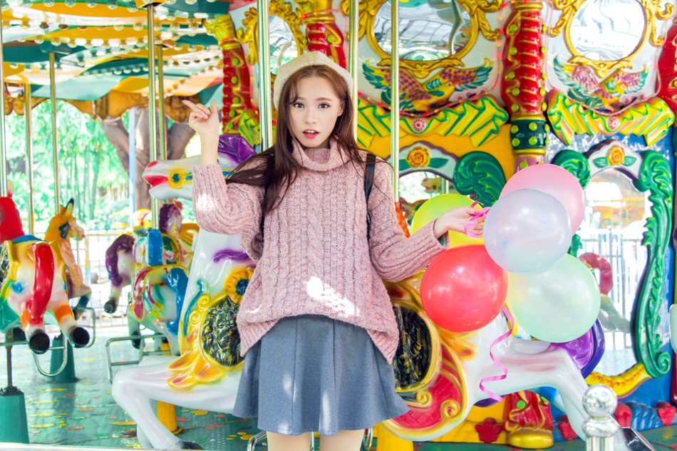 清凉夏日麻花辫少女面若桃花大口吃瓜