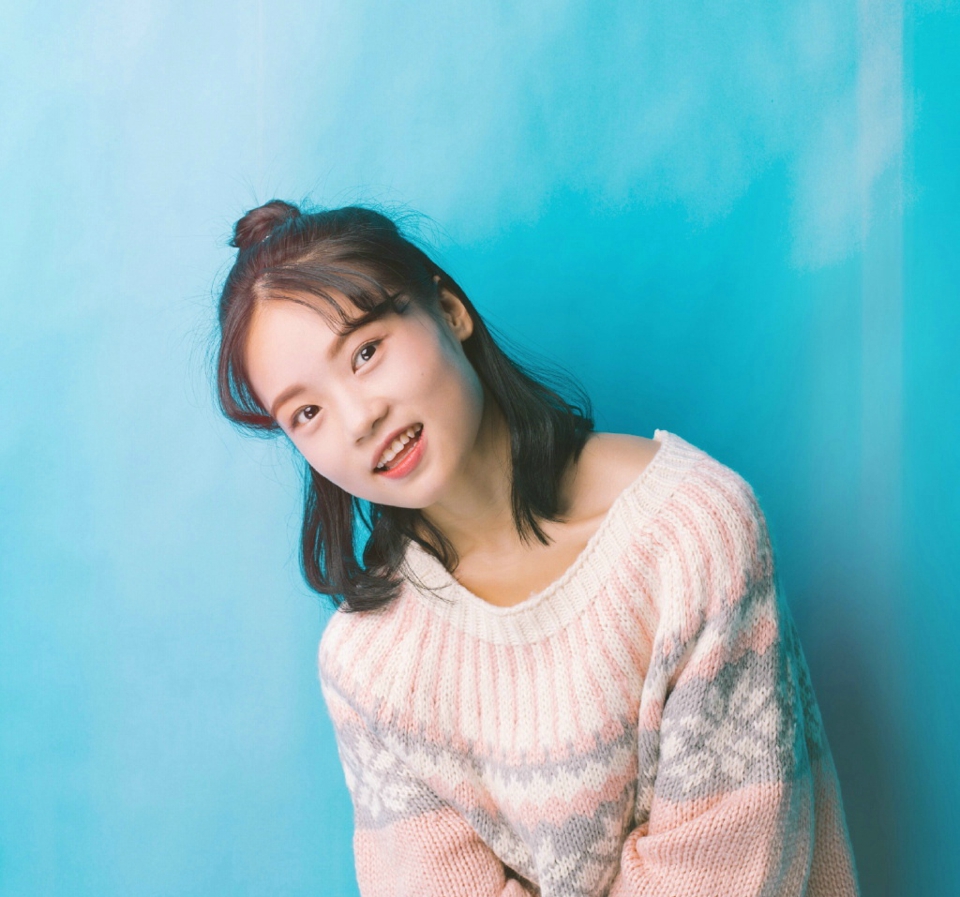 蓝调半丸子头妹子可爱表情包