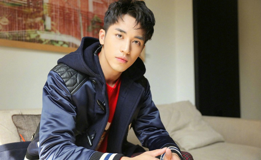 许魏洲2018春夏时装秀靓丽街拍