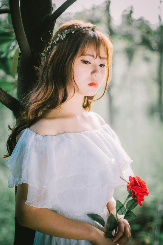 森林内花环少女裸肩白裙娇俏诱人