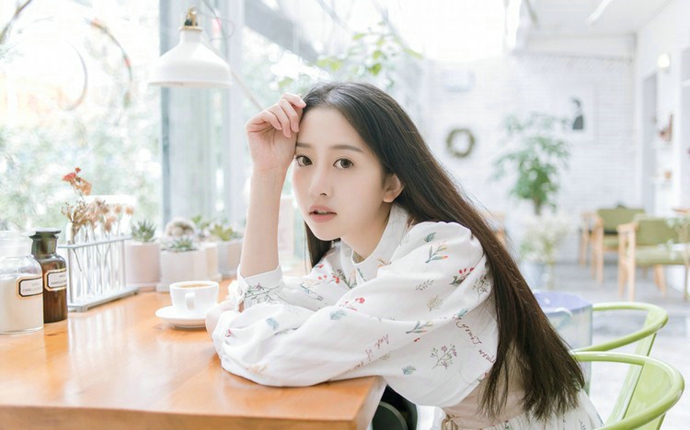 娇嫩白皙如玉清纯美女闲暇时光