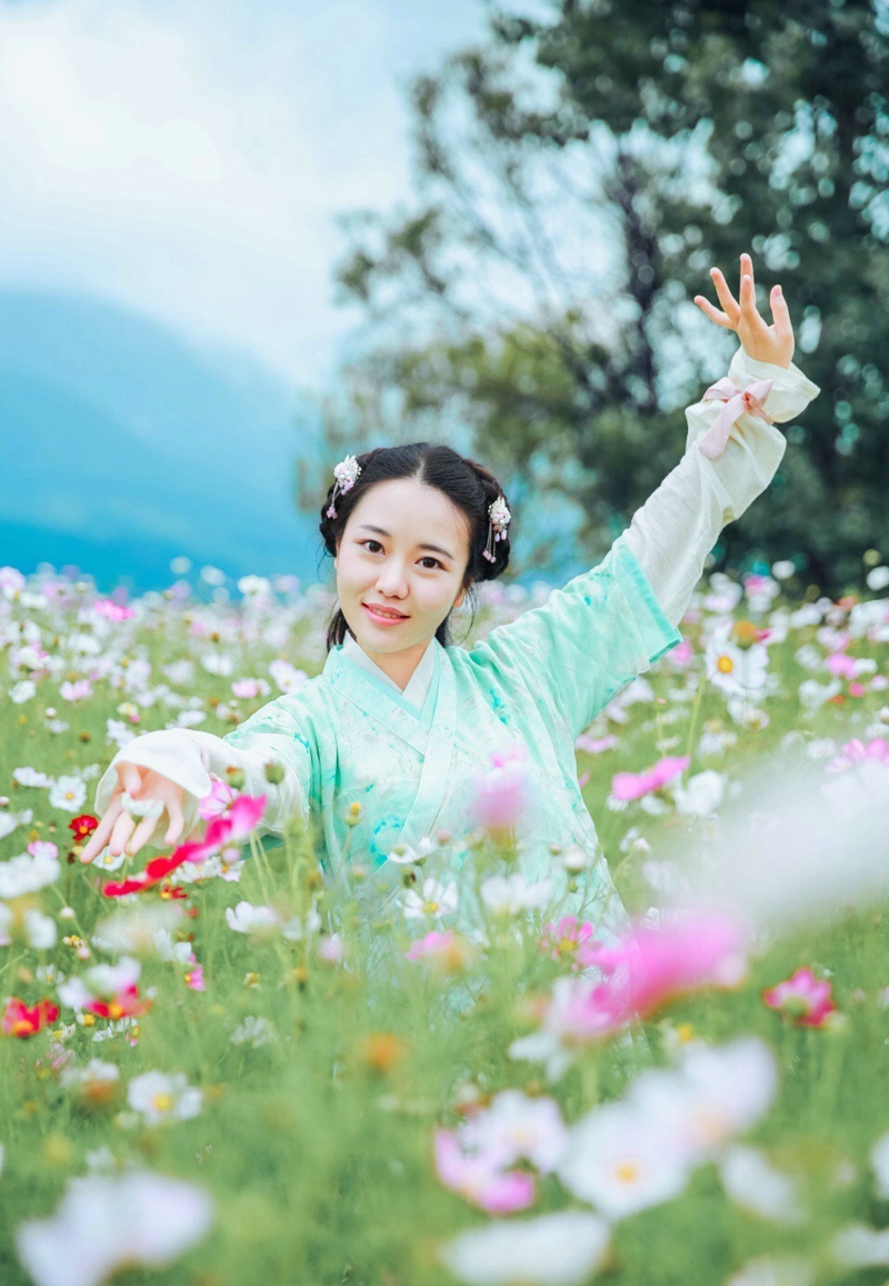 柔美汉服美女逆光下美腻迷人