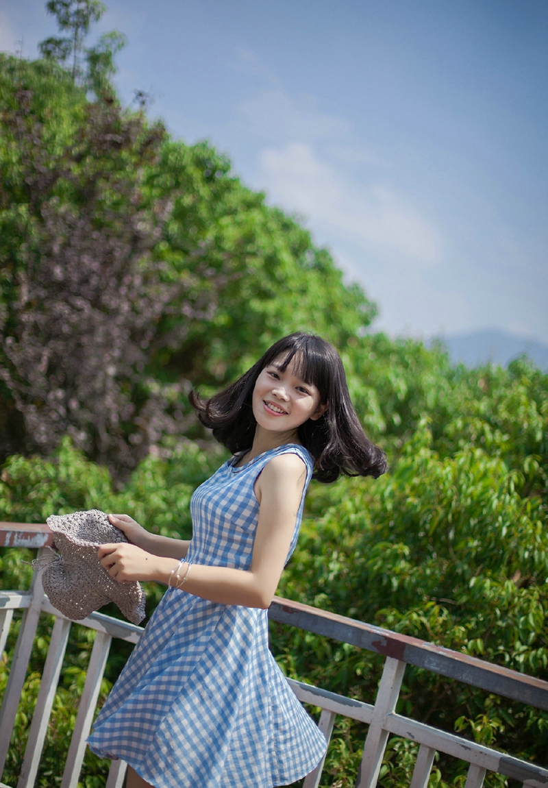 睡眼惺忪的素颜女孩最爱夏日