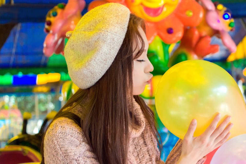 清凉夏日麻花辫少女面若桃花大口吃瓜