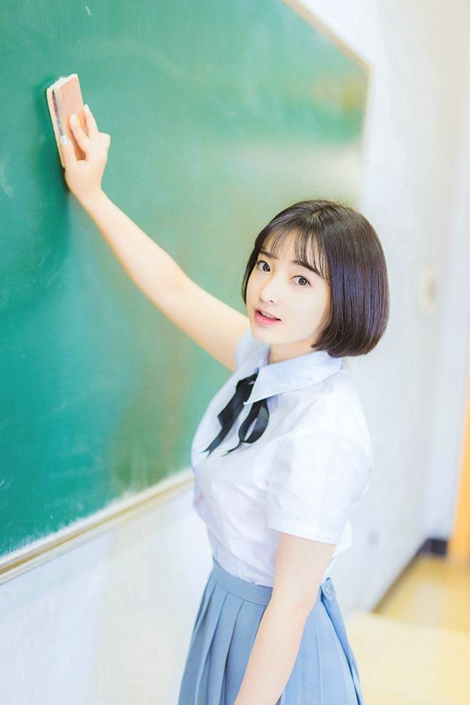 甜美漂亮大眼短发美女