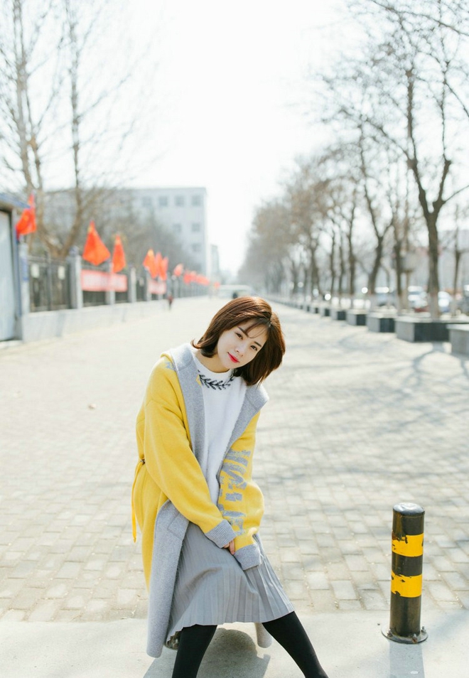 阳光甜美元气少女走街