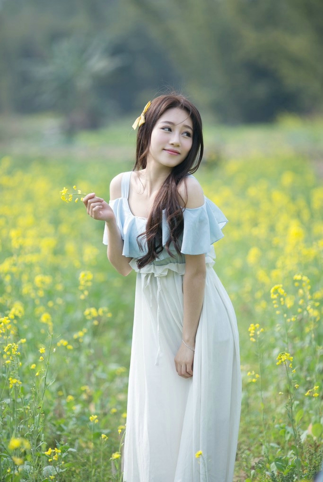 可爱美女唐雨辰清新油菜花写真