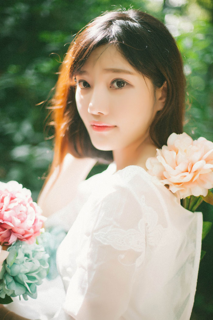 森林里找到美丽的花仙子写真照