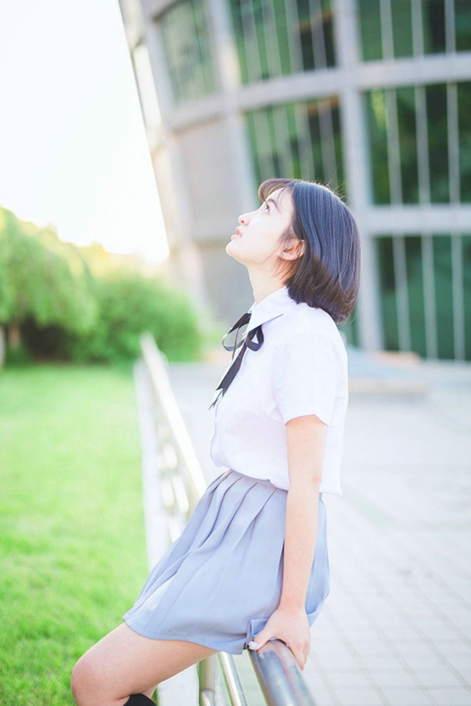 甜美漂亮大眼短发美女