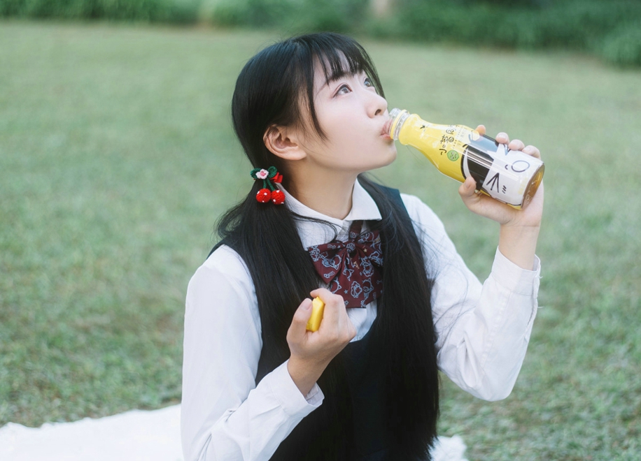 可爱俏皮阳光美女户外甜美写真