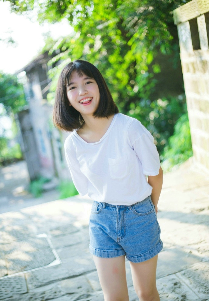 小脸美眉白T牛仔娇美惹人爱