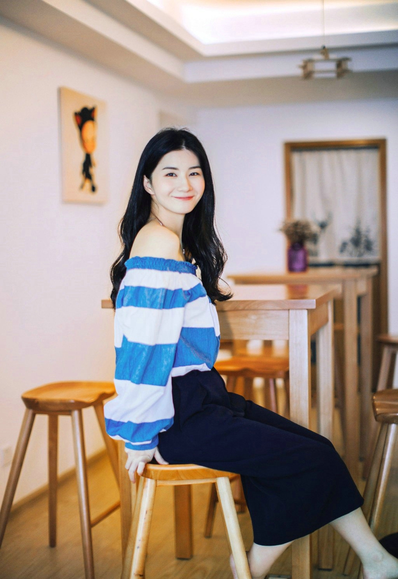 空阔草地上的毛衣围巾美女马尾清爽