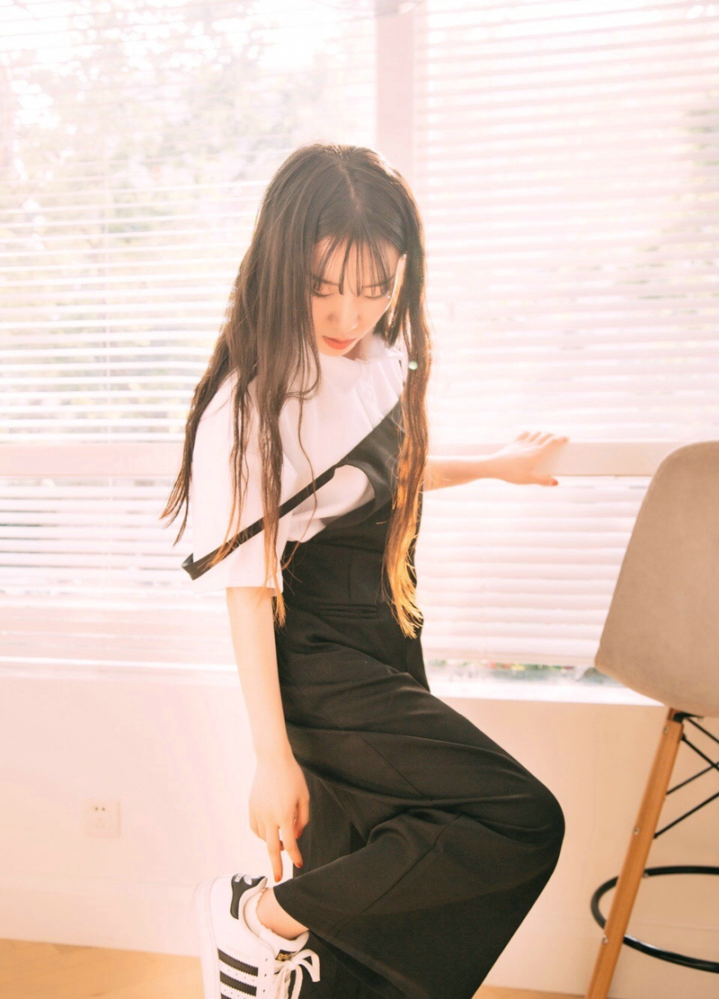 咖啡馆内的背带裤少女青春俏皮写真