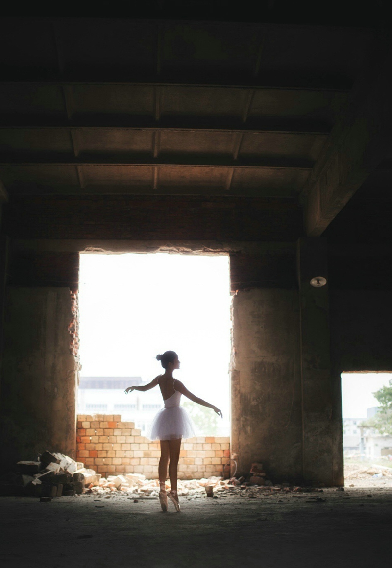 雪天内的短发森系精致五官美女写真